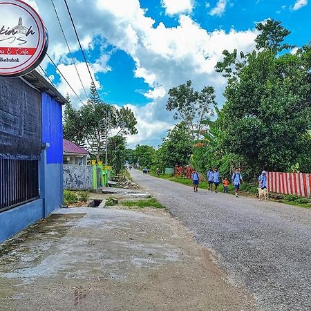 Shekinah Homestay & Cafe Waikabubak Mitra Reddoorz Exterior photo