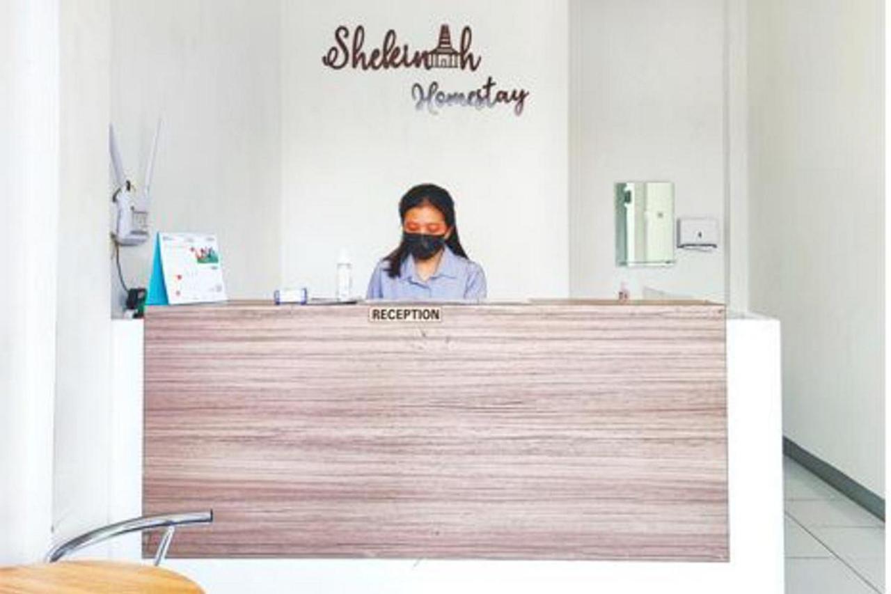 Shekinah Homestay & Cafe Waikabubak Mitra Reddoorz Exterior photo